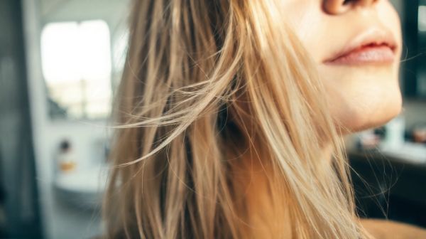 Réparer vos cheveux dont l'élasticité est compromised : 7 méthodes